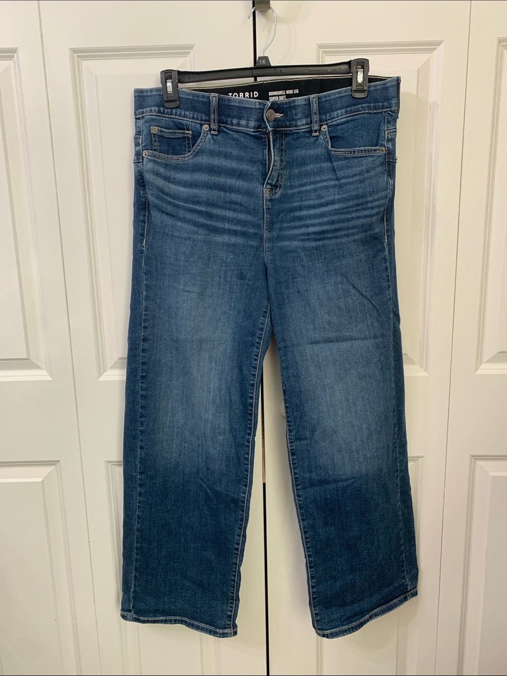 torrid Women’s Bombshell Wide leg Jeans in Medium Blue Wash